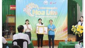 Đại diện Công ty TNHH MTV XSKT Hậu Giang trao học bổng đến em Huỳnh Thị Châu Đoan