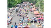 Buôn bán lấn chiếm lòng đường tạo nhếch nhác đô thị. Ảnh: THÀNH TRÍ