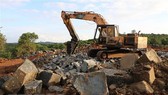 Công trường khai thác đá trái phép bị lực lượng chức năng phát hiện. Ảnh: TTXVN