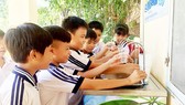 Học sinh vùng biên giới có trụ nước uống tại vòi