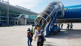 Passengers get off an plane at Da Nang International Airport (Source: vietnamnet.vn)