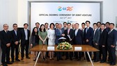 Son Kim Group Chairman Nguyen Hoang Tuan (center left) and GS25 CEO Cho Yoon-sung (center right) shake hands after the two companies signed a contract to jointly operate the convenience store chain in Ho Chi Minh City, Vietnam. (Source: GS RETAIL)