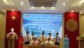 Chairman of Khanh Hoa province’s People’s Committee Le Duc Vinh (L) and General Director of Vietnam Airlines Duong Tri Thanh sign a deal on tourism development. (Photo: VNA)