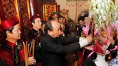 PM Nguyen Xuan Phuc and delegates offer incense at Thuong Temple at the Hung Kings Temple Relic Site. (Source: VNA)
