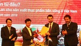 The provincial Department of Agriculture and Rural Development and Rijk Zwaan Viet Nam Limited Liability Company sign a memorandum of understanding (MoU) on agriculture cooperation. (Photo: Sggp)