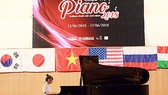 A contestant is playing piano in the contest. (Photo: Sggp)