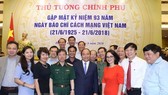 Prime Minister Nguyen Xuan Phuc (front, fourth, right) and representatives of press agencies pose for a photo at the meeting in Hanoi on June 20 (Photo: VNA)