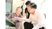 Deputy secretary of the Ho Chi Minh City Party Committee Tat Thanh Cang visits a Vietnamese heroic mother. (Photo: Sggp)