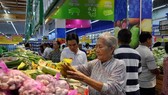 Consumers shop at a supermarket in HCM City (Photo: VNA)