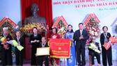 National Assembly Chairwoman Nguyen Thi Kim Ngan (third, left) presents the “Hero of the People’s Armed Forces” title to representatives of the Women’s Liberation Association – Long-Haired Army (Photo: VNA)