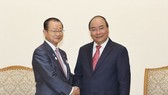 Prime Minister Nguyen Xuan Phuc (R) receives Kawamura Takeo, Chairperson of the Japanese House of Representatives’ Committee on Budget (Photo: VNA)