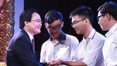Minister of Education and Training Phung Xuan Nha grants Vallet scholarships to to outstanding students (Photo: moet.gov.vn)
