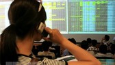 An investor watches stock fluctuations at the Bao Viet security company (Photo: VNA)