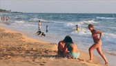 Foreign visitors get relaxed at Duong Dong beach in Phu Quoc on the National Day holiday. (Photo: VNA)