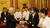 Party General Secretary and President Nguyen Phu Trong meets outstanding students on November 3 (Photo: VNA)