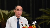 Politburo member and Secretary of the Ho Chi Minh City Party Committee, Nguyen Thien Nhan speaks at the meeting. (Photo: SGGP)