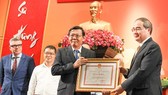 Đồng chí Nguyễn Thiện Nhân, Ủy viên Bộ Chính trị, Bí thư Thành ủy TPHCM, tặng bằng khen cho đồng chí Nguyễn Tấn Phong, Tổng Biên tập Báo Sài Gòn Giải Phóng về thành tích xây dựng và phát triển giải thưởng Võ Trường Toản liên tục từ năm 1998 đến nay.
