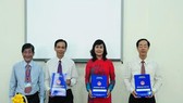 Bà Nguyễn Thị Yến Trinh (áo dài đỏ) tại lễ nhận quyết định bổ nhiệm hiệu trưởng Trường THPT chuyên Lê Hồng Phong vào năm 2014.