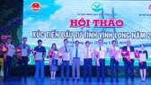 Ông Trần Văn Rón, Bí thư Tỉnh ủy Vĩnh Long trao quyết định đăng ký đầu tư cho 12 dự án