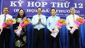 Đồng chí Phan Văn Mãi, Bí thư Tỉnh ủy Bến Tre (ở giữa) trao hoa chúc mừng