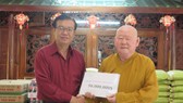 Thượng tọa Thích Duy Trấn, Trụ trì Chùa Liên Hoa trao số tiền học bổng hỗ trợ học sinh nghèo