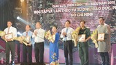 Đồng chí Võ Văn Phuông và đồng chí Trần Lưu Quang chúc mừng các tập thể và cá nhân đã có thành tích trong học tập và làm theo tư tưởng, đạo đức, phong cách Hồ Chí Minh. Ảnh: VIỆT DŨNG