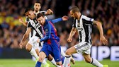 Không còn Leonardo Bonucci (phải), Juventus khó lòng ngăn cản được Leo Messi (Barcelona). Ảnh: Getty Images.