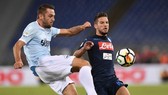 Hậu vệ Stefan de Vrij (Lazio) phá bóng trước Dries Mertens (Napoli). Ảnh: Mediaset