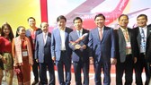 Bộ trưởng bộ Văn hóa, Thể thao và Du lịch Nguyễn Ngọc Thiện; Chủ tịch UBND TPHCM Nguyễn Thành Phong cùng các lãnh đạo ghé thăm gian hàng Vietjet