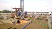 Công nhân thi công dự án cao tốc Bến Lức - Long Thành, đoạn qua huyện Cần Giờ, TP.HCM