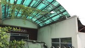 Mặt tiền Phòng kinh doanh tiếp thị chung cư Vạn Hưng Phát đóng kín cửa, rác chất đầy.