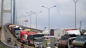 Xe container nối đuôi nhau đứng bánh trên cầu Phú Mỹ hướng Q.7 về cảng Cát Lái