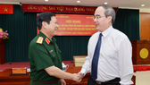 Minister of Defense General Ngo Xuan Lich and HCMC Party Committee secretary Nguyen Thien Nhan chaired the conference on October 14 (Photo: SGGP)