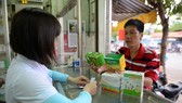 市民在各藥店隨時可買到保健品。