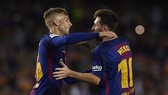 Messi (phải) muốn Deulofeu được ra sân nhiều hơn. Ảnh: Getty Images