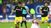 Dortmund (trái) sẽ phải nỗ lực nhiều hơn nữa thì mới có thể giành được chiến thắng trước Gladbach. Ảnh: Getty Images