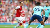 Mesut Oezil (trái) tin chỉ có HLV Jose Mourinho mới giúp anh tìm lại hạnh phúc chơi bóng cũng như thành công. Ảnh: Getty Images
