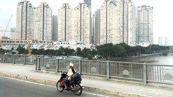 Giao dịch chung cư thời gian qua chậm lại có nguyên nhân do ngân hàng siết tín dụng bất động sản. Ảnh: HUY ANH