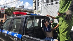 Công an bắt giữ 1 đối tượng phạm tội trước đó. Ảnh: ĐAN NGUYÊN