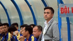 HLV Đức Thắng và trợ lý Thanh Tùng (từ phải sang) khi còn đứng cùng trong khu kỹ thuât đội Thanh Hóa. Ảnh: MINH HOÀNG