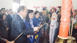 Delegation of HCMC offers incense to remember President Ho Chi Minh ảnh 1