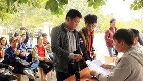 Người hâm mộ bóng đá Việt Nam nhận vé xem trận bán kết lượt về từ hôm nay, tại trụ sở VFF. Ảnh: MINH HOÀNG