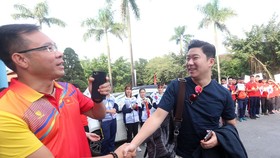 Xạ thủ Hoàng Xuân Vinh vui mừng khi gặp lại đối thủ Jin Jong Oh (phải). Ảnh: MINH HOÀNG