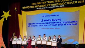 Các em đoạt HCV nhận bằng khen của Thủ tướng Chính phủ
