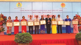 Bộ GD-ĐT tặng bằng khen cho các thầy cô giáo tiêu biểu