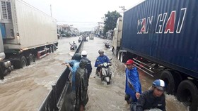 Quốc lộ 1A đoạn qua TP Cam Ranh, tỉnh Khánh Hòa ngập sâu sau mưa lũ