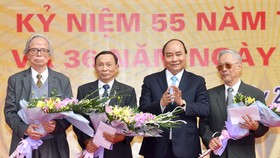 Thủ tướng Nguyễn Xuân Phúc tặng hoa chúc mừng các thầy giáo cũ