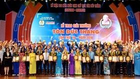 Các đồng chí lãnh đạo TPHCM, đồng nghiệp chúc mừng các điển hình đạt giải Tôn Đức Thắng năm 2018. Ảnh: VIỆT DŨNG