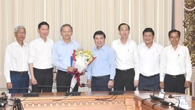 Chủ tịch UBND TPHCM Nguyễn Thành Phong trao quyết định cán bộ