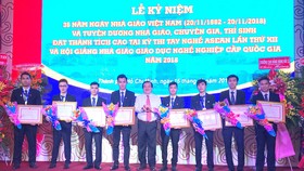 UBND TPHCM tặng bằng khen các thí sinh đoạt huy chương trong Kỳ thi tay nghề ASEAN